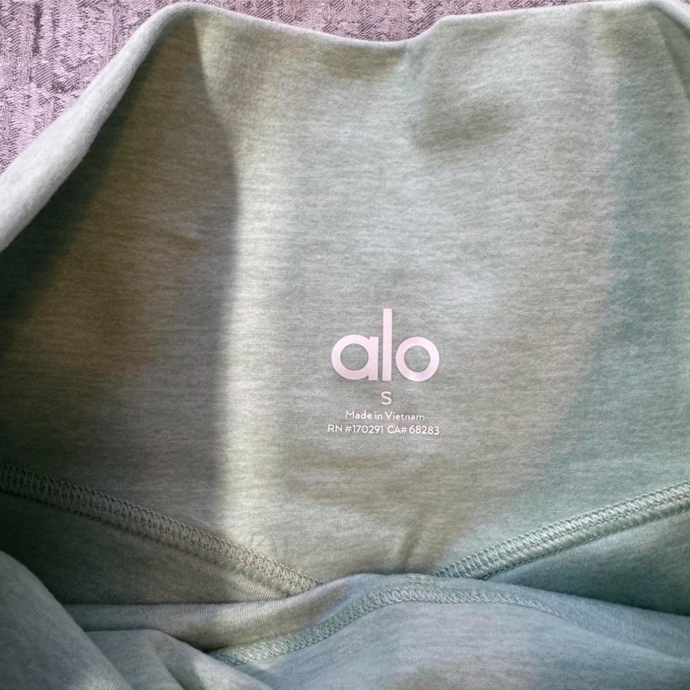 EUC ALO YOGA ALOSOFT CAREFREE SHORTS & HIGHLIGHT BRA - Picture 3 of 6